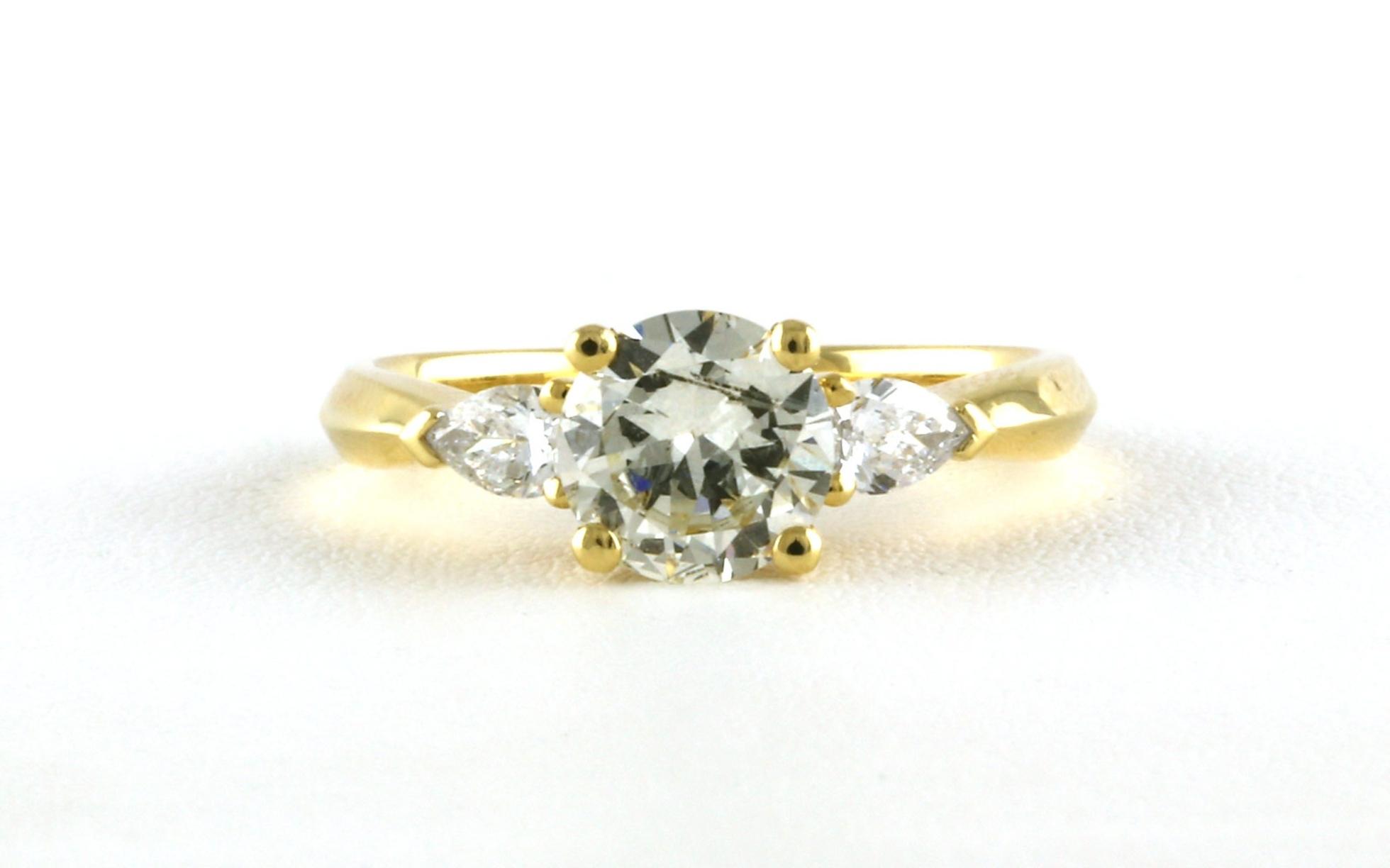 3-Stone Round and Pear-cut Diamond Engagement Ring in Yellow Gold (1.39cts TWT)