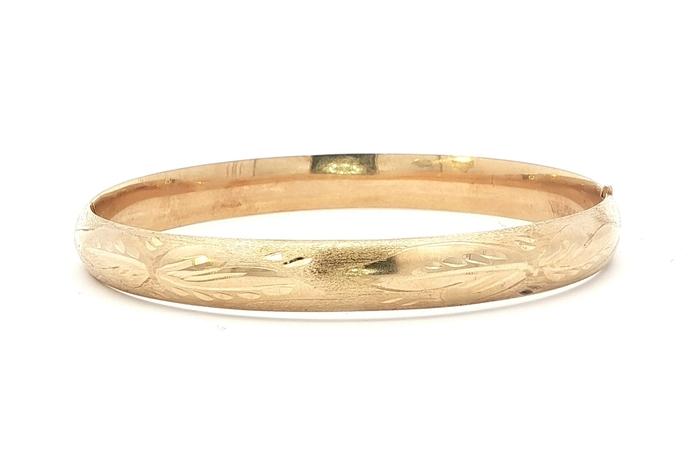 content/products/Estate Piece: Floral Hinged Bangle Bracelet in Yellow Gold
